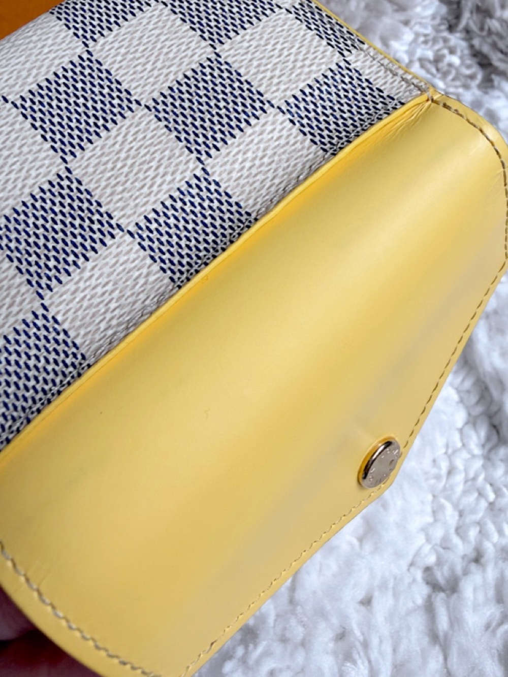 LOUIS VUITTON Jaune Pale Damier Azur Leather Canvas Zoe Compact Envelope Wallet - Picture 14 of 15